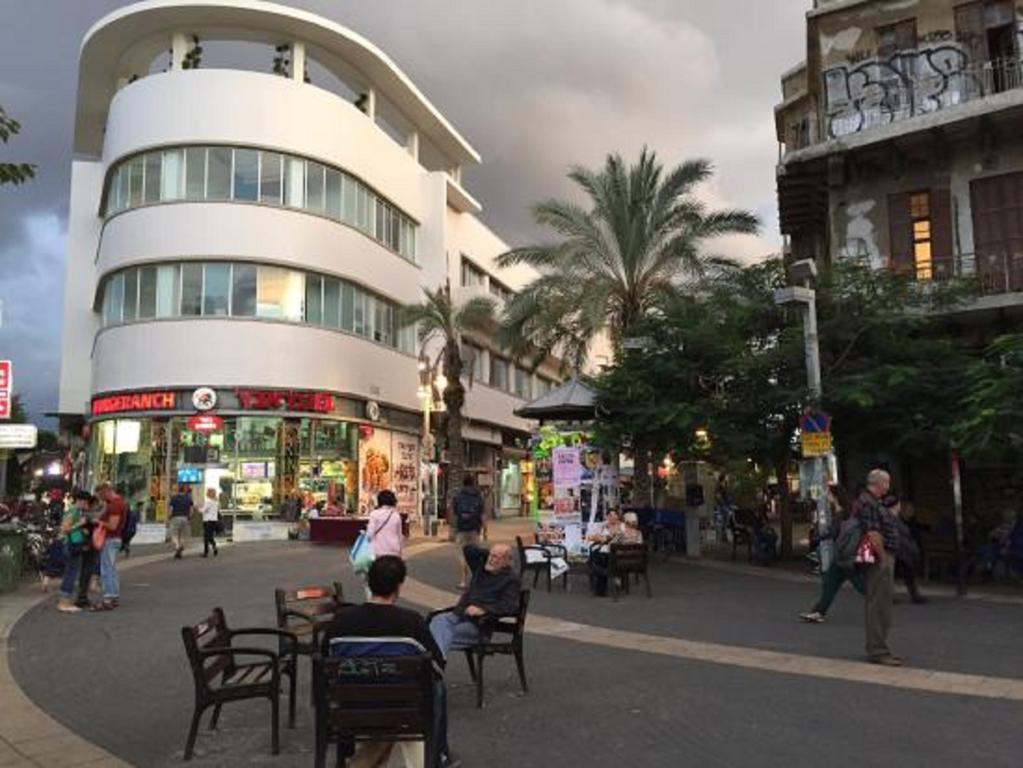 Charming 2Bd Apt W/ Balcony By Sea N' Rent Tel Aviv Bagian luar foto